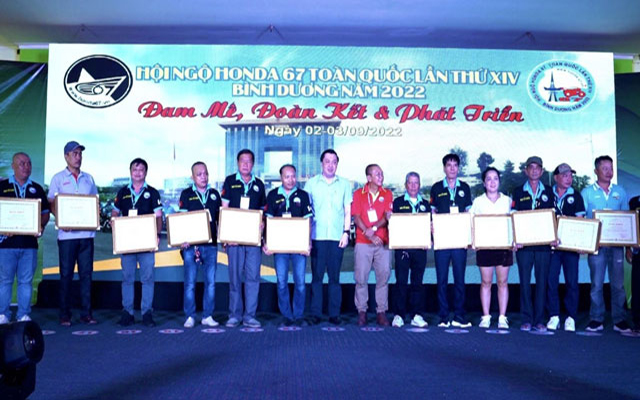 &amp;Ocirc;ng Cao Văn Ch&amp;oacute;ng- Ph&amp;oacute; Gi&amp;aacute;m đốc Sở VHTTDL v&amp;agrave; &amp;ocirc;ng V&amp;otilde; H&amp;ugrave;ng Phong - Chủ tịch Li&amp;ecirc;n đo&amp;agrave;n Xe đạp M&amp;ocirc; t&amp;ocirc; thể thao tỉnh trao bằng khen cho c&amp;aacute;c c&amp;aacute; nh&amp;acirc;n