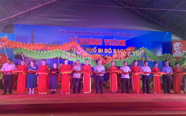 B&amp;iacute; thư Tỉnh ủy Nguyễn Văn Lợi (thứ 8 từ phải qua) c&amp;ugrave;ng c&amp;aacute;c đại biểu cắt băng kh&amp;aacute;nh th&amp;agrave;nh Chợ đ&amp;ecirc;m v&amp;agrave; Phố đi bộ Bạch Đằng