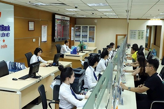 Kh&amp;aacute;ch h&amp;agrave;ng giao dịch tại Chi nh&amp;aacute;nh Ng&amp;acirc;n h&amp;agrave;ng LienViet Post Bank H&amp;ograve;a B&amp;igrave;nh.