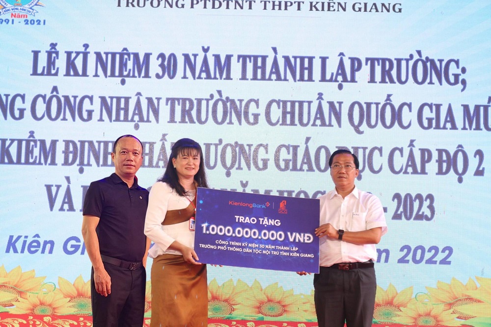 Đại diện KienlongBank v&amp;agrave; SCG trao tặng c&amp;ocirc;ng tr&amp;igrave;nh kỷ niệm 30 năm th&amp;agrave;nh lập trường PTDTNT tỉnh Ki&amp;ecirc;n Giang