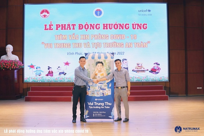 Ph&amp;oacute; chủ tịch Natrumax - &amp;Ocirc;ng Nguyễn B&amp;aacute; H&amp;agrave; v&amp;agrave; Nh&amp;agrave; ph&amp;acirc;n phối Phương Anh