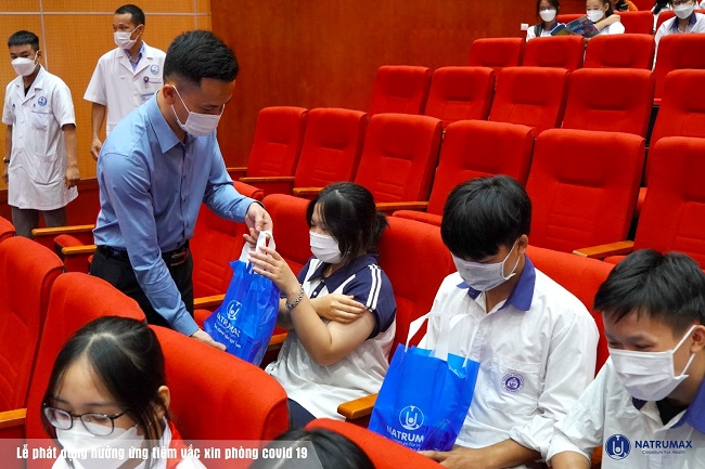 Ph&amp;oacute; chủ tịch Natrumax - &amp;Ocirc;ng Nguyễn B&amp;aacute; H&amp;agrave; trao tặng phần qu&amp;agrave; cho c&amp;aacute;c em học sinh