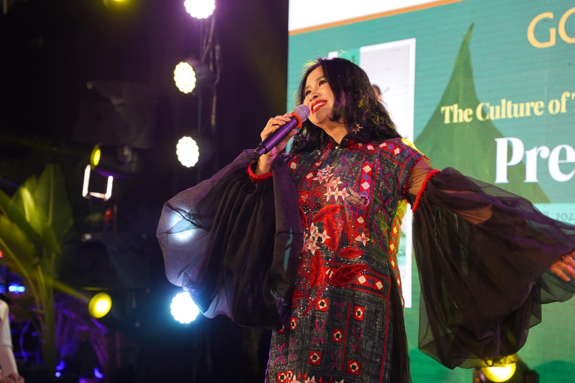 DIVA Thanh Lam tr&amp;igrave;nh diễn b&amp;agrave;i h&amp;aacute;t mang t&amp;ecirc;n