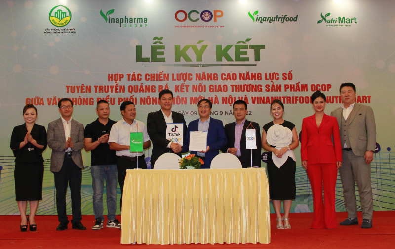 Lễ k&amp;yacute; kết giữa Văn ph&amp;ograve;ng điều phối N&amp;ocirc;ng th&amp;ocirc;n mới H&amp;agrave; Nội v&amp;agrave; C&amp;ocirc;ng ty Cổ phần thực phẩm dinh dưỡng hữu cơ Việt Nam Vinanutrifood.