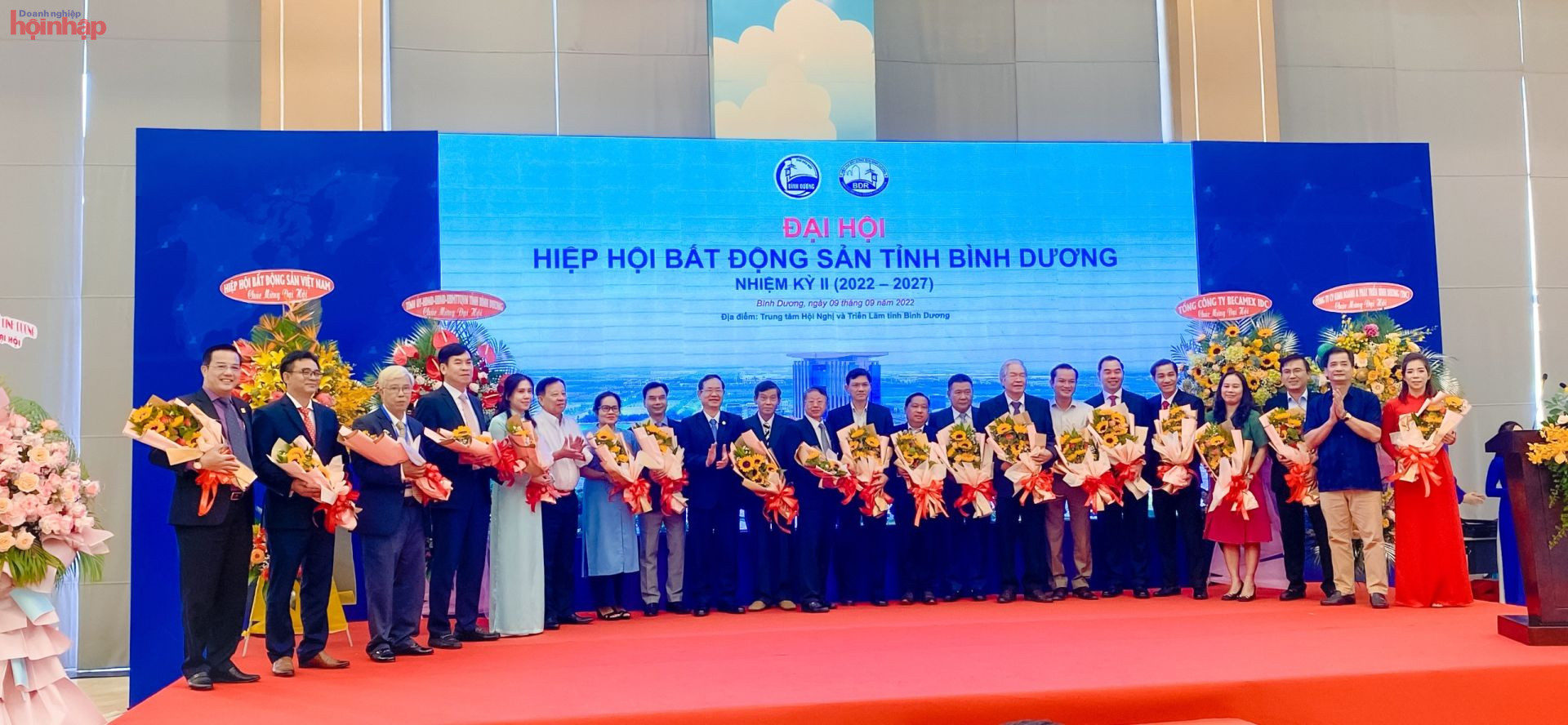 C&amp;aacute;c đại biểu tham dự Đại hội Hiệp hội BĐS B&amp;igrave;nh Dương tặng hoa, ch&amp;uacute;c mừng t&amp;acirc;n Chủ tịch Hiệp hội