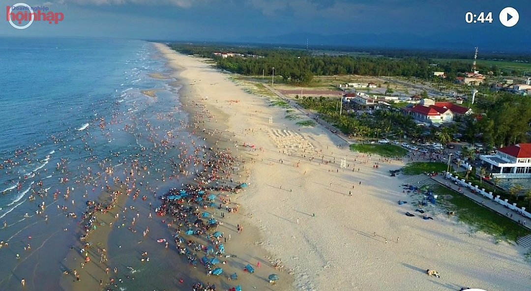 Với lợi thế bờ biển d&amp;agrave;i 125km v&amp;agrave; hơn 900km hệ thống s&amp;ocirc;ng ng&amp;ograve;i tự nhi&amp;ecirc;n, Quảng Nam ng&amp;agrave;y c&amp;agrave;ng được du kh&amp;aacute;ch trong v&amp;agrave; ngo&amp;agrave;i nước biết đến v&amp;agrave; ưu ti&amp;ecirc;n trong lịch tr&amp;igrave;nh tham quan, du lịch.