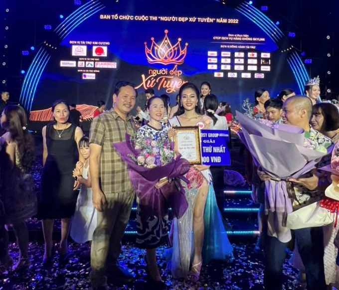 L&amp;ecirc; Kh&amp;aacute;nh Linh hạnh ph&amp;uacute;c c&amp;ugrave;ng gia đ&amp;igrave;nh sau khi nhận giải thưởng &amp;yacute; nghĩa từ chương tr&amp;igrave;nh