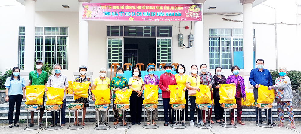 Hội trao qu&amp;agrave; Tết cho b&amp;agrave; con nh&amp;acirc;n dịp năm mới