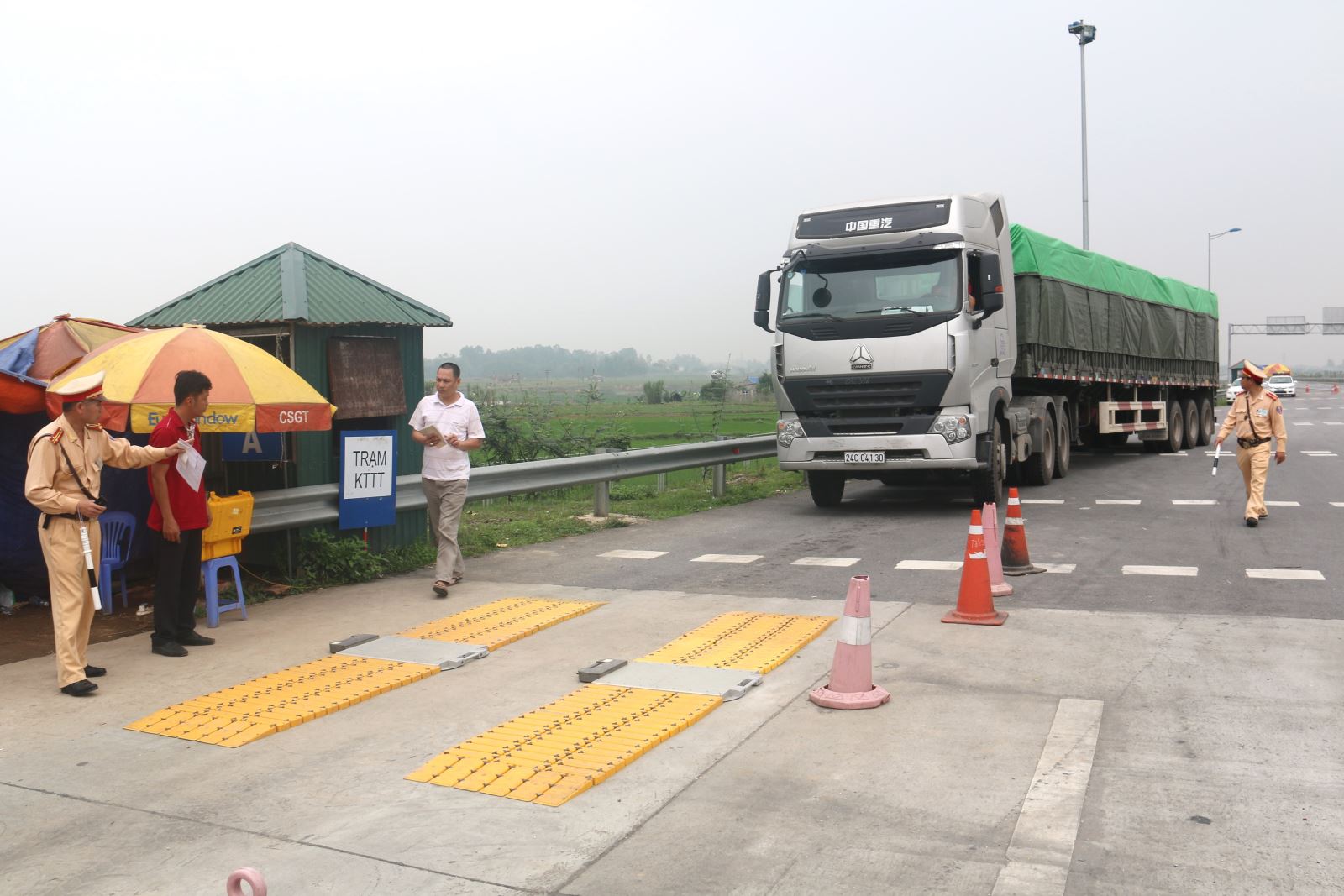 Sẽ tước giấy ph&amp;eacute;p phương tiện vi phạm nhiều lần về tải trọng v&amp;agrave; vệ sinh m&amp;ocirc;i trường