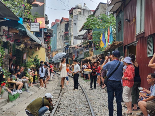 Cần xử lý dứt điểm tụ điểm cà phê đường tàu ở Hà Nội