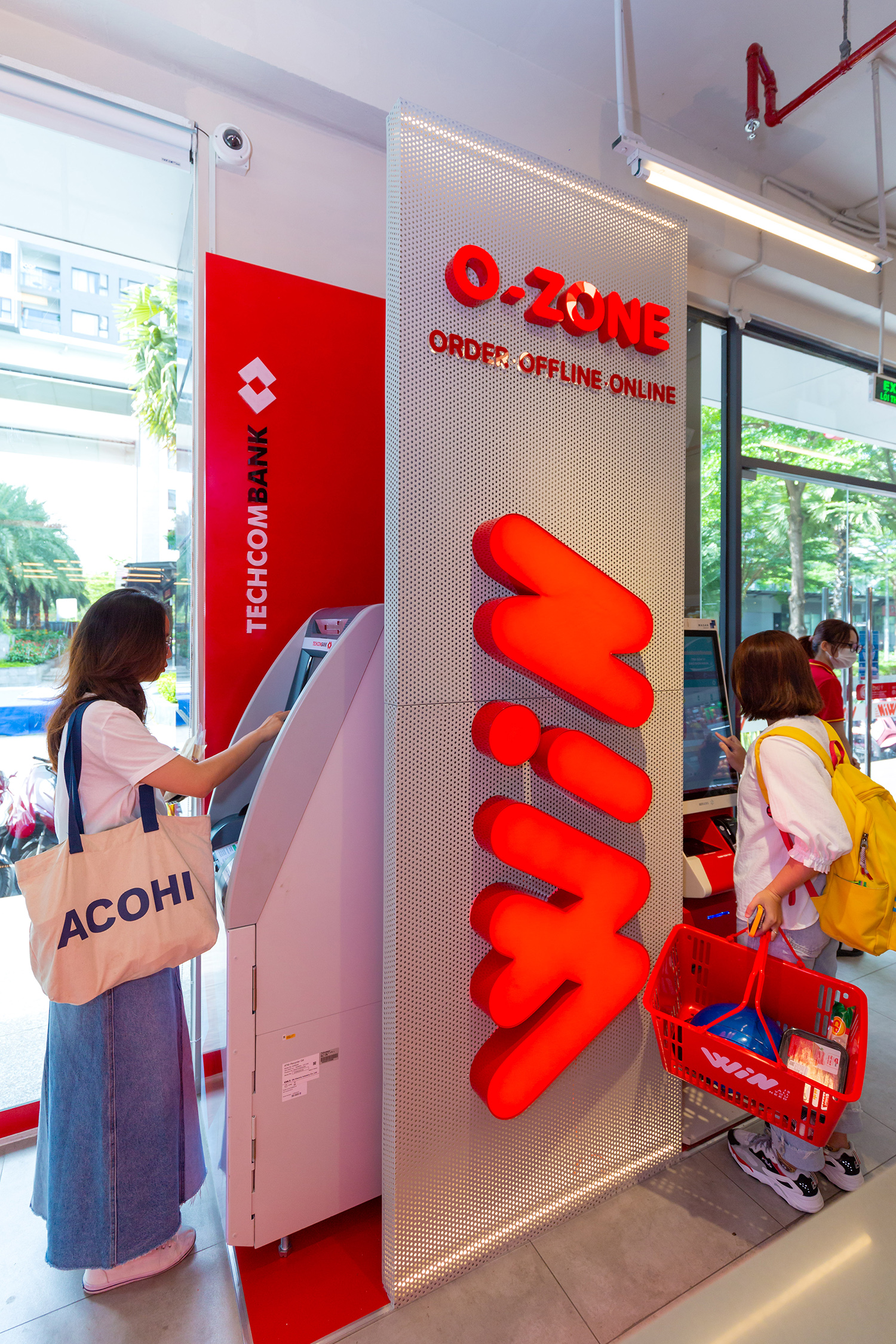 Khu vực Ozone với kiosk thanh to&amp;aacute;n tự động d&amp;agrave;nh cho quầy Ph&amp;uacute;c Long