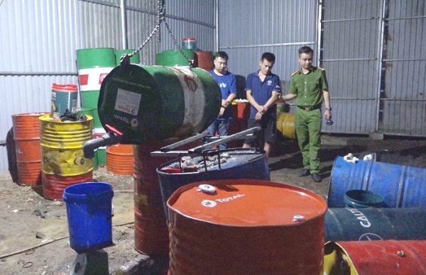 C&amp;aacute;c đối tượng tại xưởng sản xuất dầu nhờn giả (Ảnh: N. Kh&amp;aacute;nh)