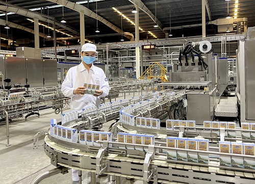 C&amp;aacute;c nh&amp;agrave; m&amp;aacute;y sản xuất sữa tươi Vinamilk Green Farm tu&amp;acirc;n thủ nghi&amp;ecirc;m ngặt c&amp;aacute;c quy định về an to&amp;agrave;n thực phẩm v&amp;agrave; bảo vệ m&amp;ocirc;i trường