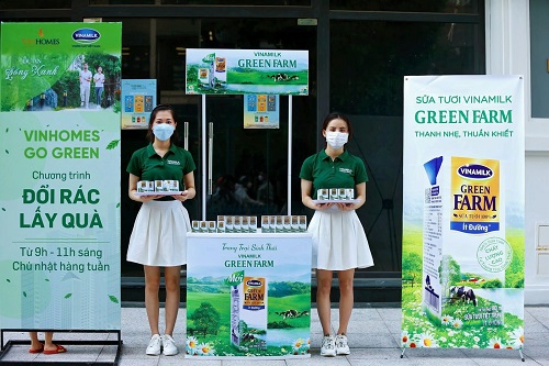 Chương tr&amp;igrave;nh đổi r&amp;aacute;c lấy qu&amp;agrave; do Vinamilk Green Farm đồng h&amp;agrave;nh c&amp;ugrave;ng cộng đ&amp;ocirc;ng d&amp;acirc;n cư Vinhomes để khuyến kh&amp;iacute;ch c&amp;aacute;c th&amp;oacute;i quen tốt gi&amp;uacute;p bảo vệ m&amp;ocirc;i trường