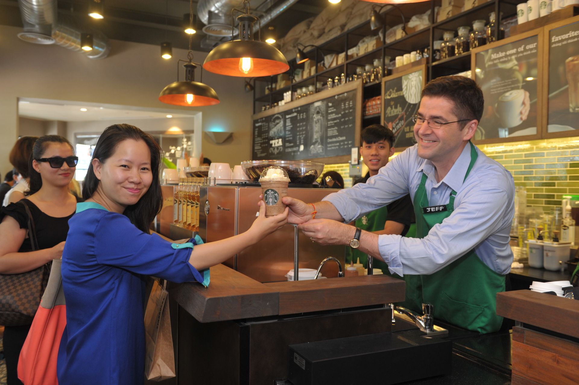 Cửa h&amp;agrave;ng Starbucks tại Việt Nam