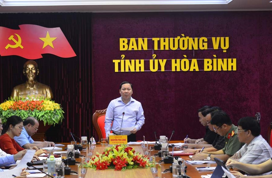 B&amp;iacute; thư Tỉnh ủy, Trưởng Ban Chỉ đạo ph&amp;ograve;ng, chống tham nhũng, ti&amp;ecirc;u cực tỉnh H&amp;ograve;a B&amp;igrave;nh Nguyễn Phi Long chủ tr&amp;igrave; cuộc họp.