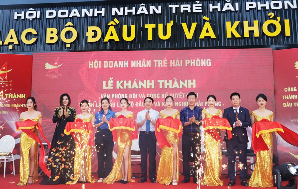 &amp;Ocirc;ng L&amp;ecirc; Khắc Nam - Ủy vi&amp;ecirc;n Th&amp;agrave;nh ủy, Ph&amp;oacute; Chủ tịch UBND th&amp;agrave;nh phố tham dự lễ v&amp;agrave; c&amp;ugrave;ng cắt băng kh&amp;aacute;nh th&amp;agrave;nh trụ sở mới của Hội