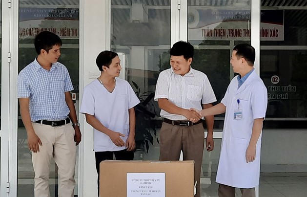 Trung t&amp;acirc;m Y tế huyện T&amp;acirc;n Lạc tiếp nhận thiết bị y tế của nh&amp;agrave; t&amp;agrave;i trợ .