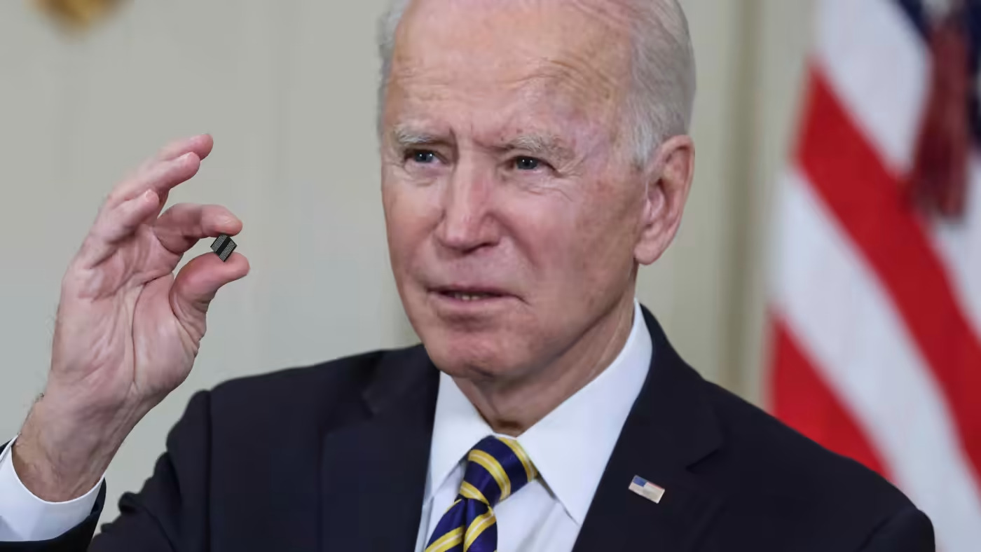 Tổng thống Mỹ Joe Biden cầm tr&amp;ecirc;n tay một bộ vi mạch khi &amp;ocirc;ng ph&amp;aacute;t biểu trước khi k&amp;yacute; lệnh điều h&amp;agrave;nh v&amp;agrave;o th&amp;aacute;ng 2 năm 2021 nhằm giải quyết t&amp;igrave;nh trạng thiếu chất b&amp;aacute;n dẫn. Ảnh: Reuters