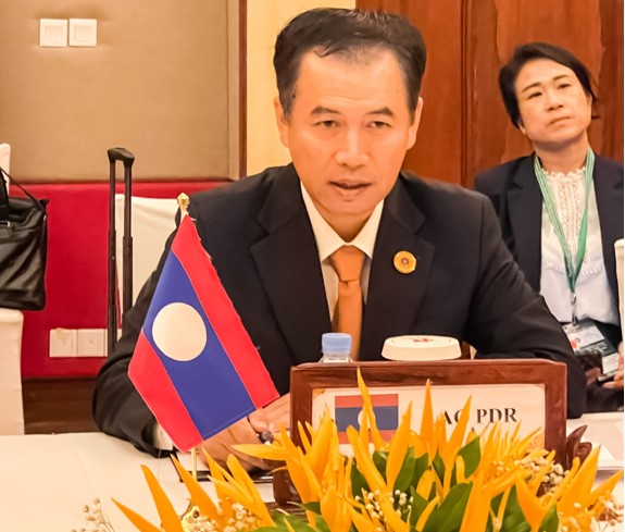 Bộ trưởng Bộ C&amp;ocirc;ng Thương L&amp;agrave;o Mạ-lay-thong C&amp;ocirc;m-mạ-x&amp;iacute;t