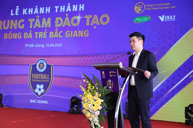 &amp;Ocirc;ng Đỗ Vinh Quang - Ph&amp;oacute; Chủ tịch HĐQT, Ph&amp;oacute; Tổng Gi&amp;aacute;m đốc Tập đo&amp;agrave;n T&amp;amp;T Group, Chủ tịch CLB b&amp;oacute;ng đ&amp;aacute; H&amp;agrave; Nội - ph&amp;aacute;t biểu tại lễ kh&amp;aacute;nh th&amp;agrave;nh Trung t&amp;acirc;m Đ&amp;agrave;o tạo b&amp;oacute;ng đ&amp;aacute; trẻ Bắc Giang.