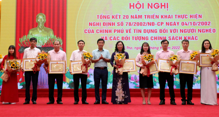 Tập thể v&amp;agrave; c&amp;aacute; nh&amp;acirc;n nhận bằng khen của Chủ tịch UBND tỉnh v&amp;igrave; c&amp;oacute; th&amp;agrave;nh t&amp;iacute;ch  xuất sắc trong 20 năm thực hiện TDCS giai đoạn 2002 - 2022