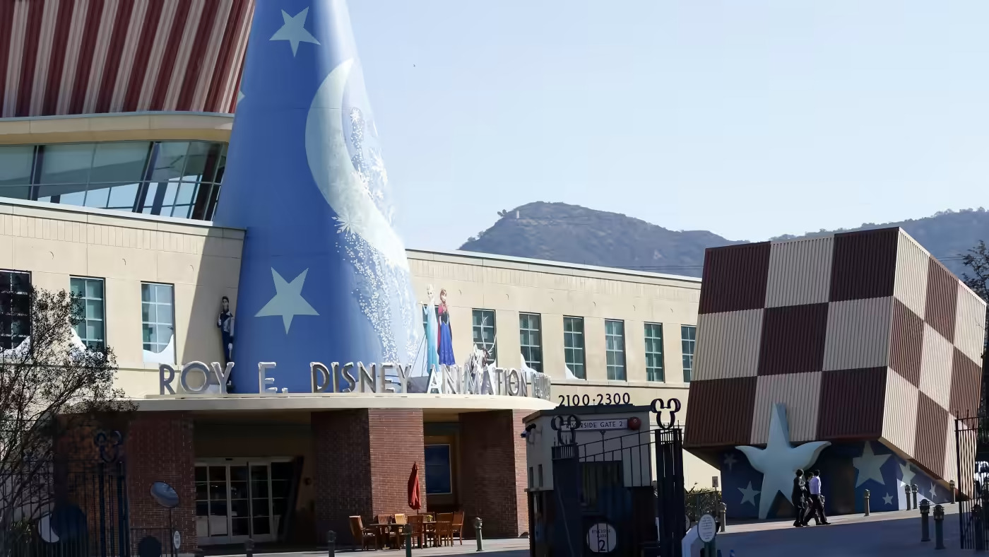 T&amp;ograve;a nh&amp;agrave; Roy E. Disney Animation ở Burbank, California. G&amp;atilde; khổng lồ truyền th&amp;ocirc;ng Hoa Kỳ đặt mục ti&amp;ecirc;u mở rộng đội h&amp;igrave;nh dịch vụ ph&amp;aacute;t trực tuyến của m&amp;igrave;nh bằng c&amp;aacute;ch đ&amp;agrave;o tạo những người s&amp;aacute;ng tạo ở ch&amp;acirc;u &amp;Aacute;. &amp;copy; Reuters