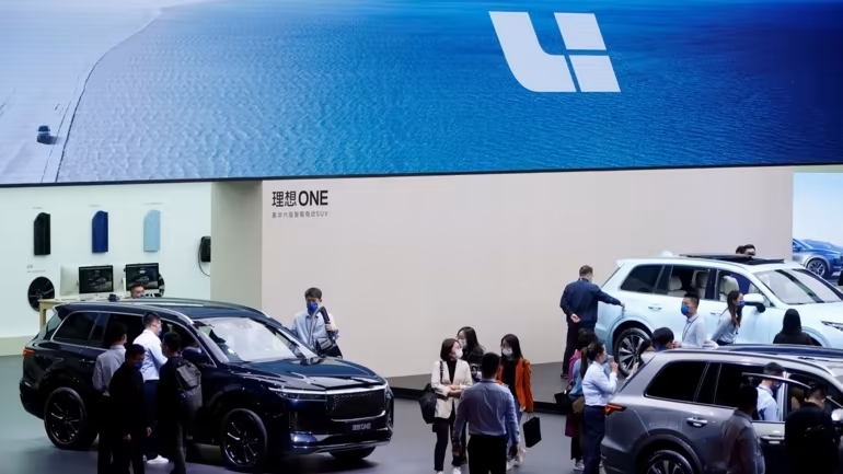 Mọi người gh&amp;eacute; thăm gian h&amp;agrave;ng của nh&amp;agrave; sản xuất xe điện Trung Quốc Li Auto trong một ng&amp;agrave;y truyền th&amp;ocirc;ng cho triển l&amp;atilde;m Auto Shanghai ở Thượng Hải v&amp;agrave;o th&amp;aacute;ng 4 năm 2021. &amp;copy; Reuters