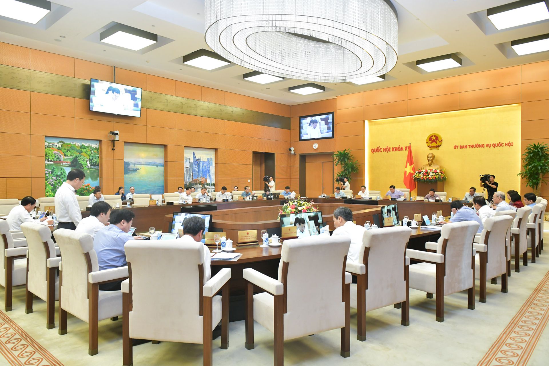 To&amp;agrave;n cảnh phi&amp;ecirc;n họp