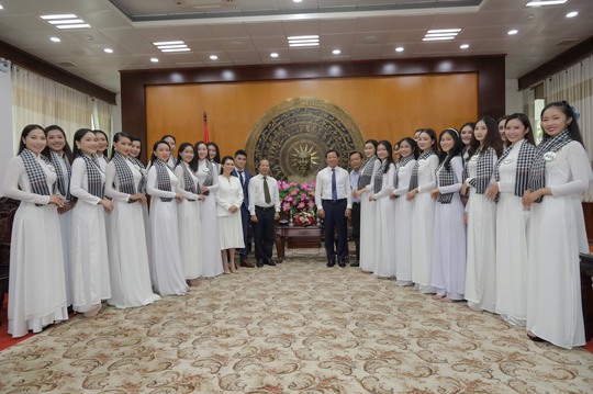 25 th&amp;iacute; sinh lọt v&amp;agrave;o v&amp;ograve;ng chung kết chụp ảnh với ban tổ chức