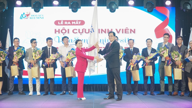 Nghi thức hiệu trường Đại hoc Hoa Sen trao cờ cựu sinh vi&amp;ecirc;n cho Hội cựu sinh vi&amp;ecirc;n HSU