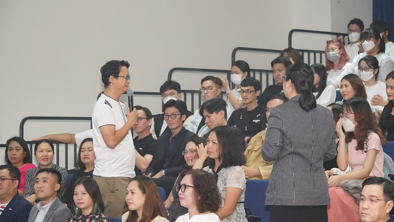C&amp;aacute;c cựu sinh vi&amp;ecirc;n giao lưu tại buổi gặp gỡ
