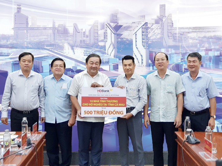 &amp;ocirc;ng L&amp;ecirc; Minh Lu&amp;acirc;n &amp;ndash; Gi&amp;aacute;m đốc HDBank C&amp;agrave; Mau- Đại diện l&amp;atilde;nh đạo HDBank- trao kinh ph&amp;iacute; x&amp;acirc;y dựng 10 căn nh&amp;agrave; t&amp;igrave;nh thương cho tỉnh C&amp;agrave; Mau. &amp;Ocirc;ng L&amp;ecirc; Văn Hiện - Chủ tịch UB MTTQ Việt Nam tỉnh C&amp;agrave; Mau- đại diện nhận.