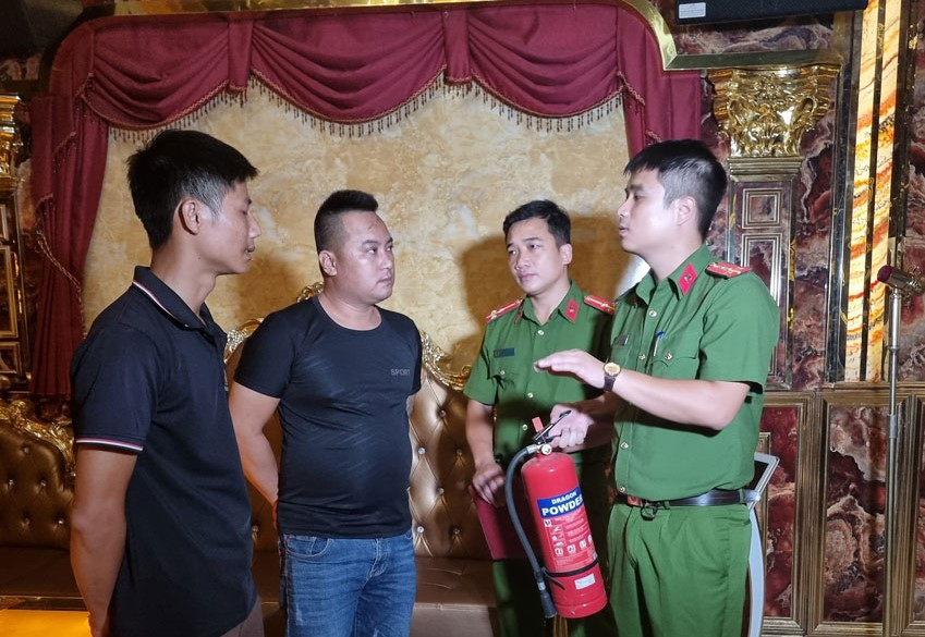 Lực lượng chức năng kiểm tra, hướng dẫn nh&amp;acirc;n vi&amp;ecirc;n cơ sở kinh doanh dịch vụ karaoke sử dụng phương tiện cứu hỏa.