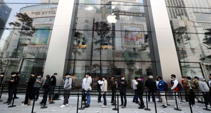 Mọi người xếp h&amp;agrave;ng d&amp;agrave;i để v&amp;agrave;o Apple Myeongdong, cửa h&amp;agrave;ng Apple thứ ba ở H&amp;agrave;n Quốc, khi n&amp;oacute; bắt đầu hoạt động ở Myeongdong, trung t&amp;acirc;m Seoul, ng&amp;agrave;y 9 th&amp;aacute;ng 4. Newsis