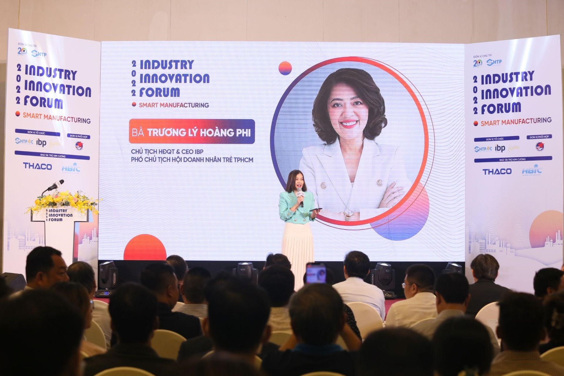 B&amp;agrave; Trương L&amp;yacute; Ho&amp;agrave;ng Phi, Chủ tịch HĐQT &amp;amp; CEO IBP, Ph&amp;oacute; Chủ tịch Hội Doanh nh&amp;acirc;n trẻ TP.HCM chia sẻ tại chương tr&amp;igrave;nh