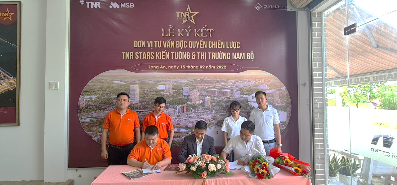 Đại diện chủ đầu tư k&amp;yacute; kết với đơn vị tư vấn độc quyền dự &amp;aacute;n Quỳnh Chi Land (th&amp;agrave;nh vi&amp;ecirc;n QCL Group)