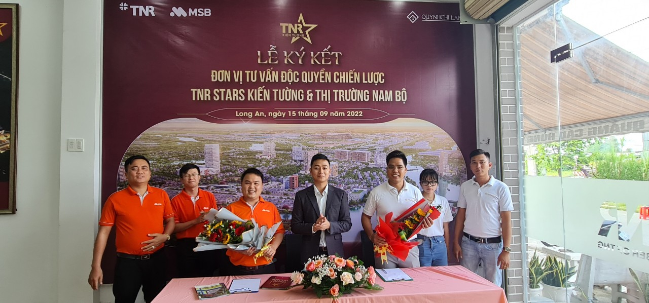 &amp;Ocirc;ng L&amp;ecirc; Duy Kh&amp;aacute;nh - Gi&amp;aacute;m đốc kinh doanh đại diện chủ đầu tư dự &amp;aacute;n trao hoa v&amp;agrave; qu&amp;agrave; lưu niệm cho đơn vị tư vấn tại lễ k&amp;yacute;.