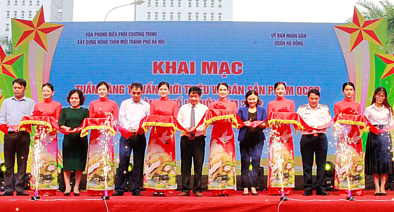 C&amp;aacute;c đại biểu cắt băng khai mạc Tuần h&amp;agrave;ng tư vấn, giới thiệu v&amp;agrave; b&amp;aacute;n sản phẩm OCOP năm 2022 tại Trung t&amp;acirc;m thương mại M&amp;ecirc; Linh Plaza H&amp;agrave; Đ&amp;ocirc;ng.
