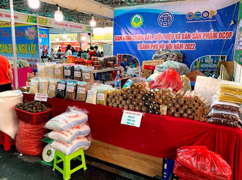 Nhiều sản phẩm OCOP được giới thiệu, b&amp;agrave;y b&amp;aacute;n trong Tuần h&amp;agrave;ng tư vấn, giới thiệu v&amp;agrave; b&amp;aacute;n sản phẩm OCOP năm 2022 tại Trung t&amp;acirc;m thương mại M&amp;ecirc; Linh Plaza H&amp;agrave; Đ&amp;ocirc;ng thu h&amp;uacute;t sự quan t&amp;acirc;m của kh&amp;aacute;ch tham quan v&amp;agrave; người ti&amp;ecirc;u d&amp;ugrave;ng Thủ đ&amp;ocirc;.