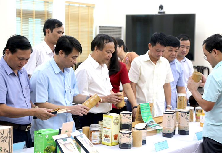 30 sản phẩm được trưng b&amp;agrave;y tại hội nghị đ&amp;aacute;nh gi&amp;aacute;