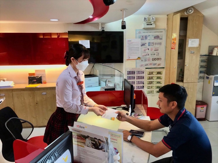 Kh&amp;aacute;ch h&amp;agrave;ng đến nhận ngoại tệ mặt tại quầy giao dịch của HDBank Trường Sơn, c&amp;aacute;ch s&amp;acirc;n bay T&amp;acirc;n Sơn Nhất chỉ 300m
