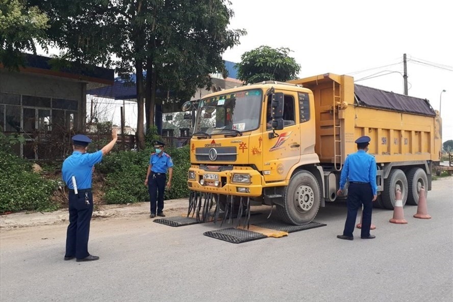 Lực lượng chức năng tiến h&amp;agrave;nh ki&amp;ecirc;̉m soát, xử l&amp;yacute; vi phạm về tải trọng tr&amp;ecirc;n địa b&amp;agrave;n tỉnh (ảnh minh họa)
