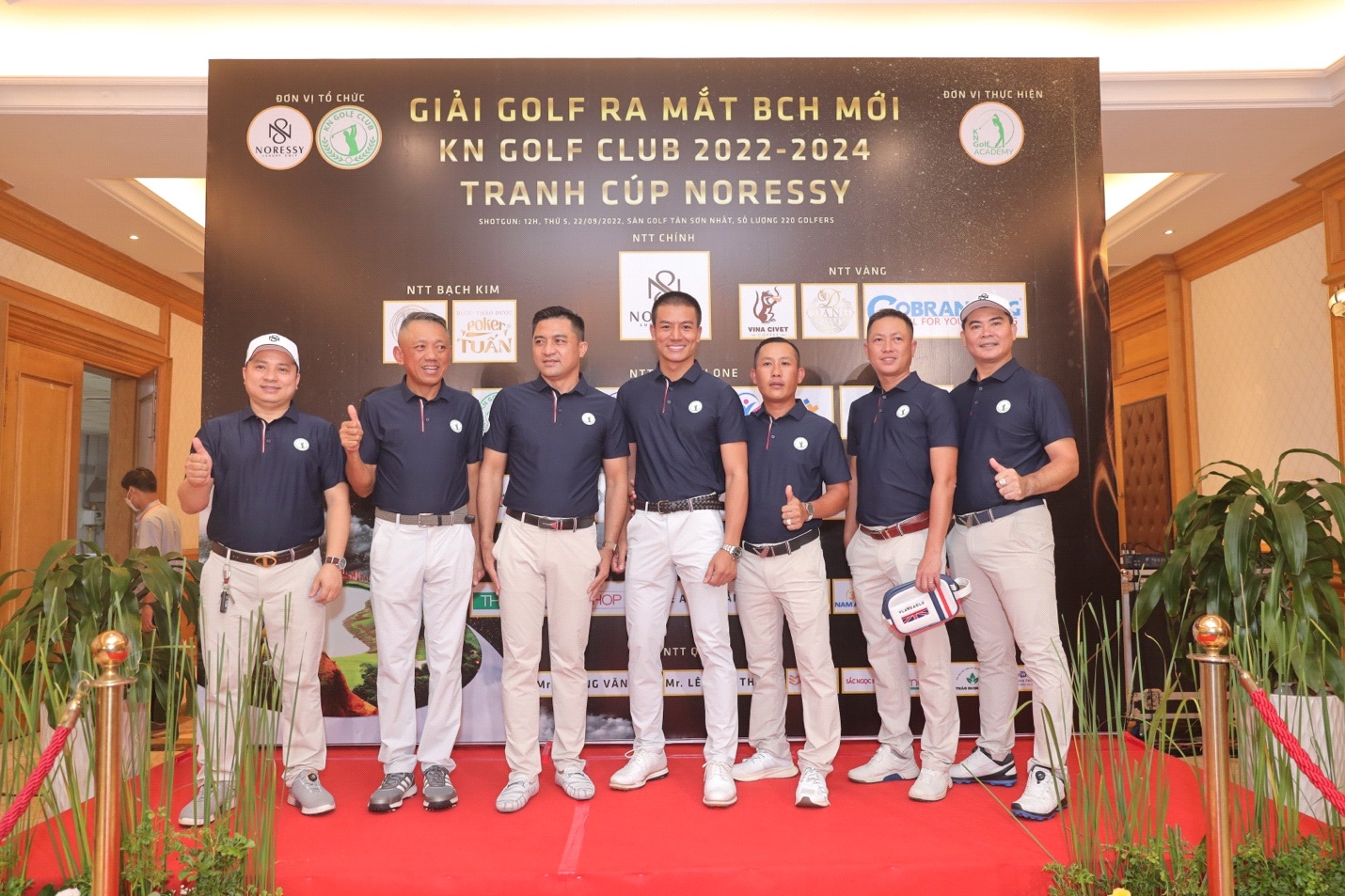 Chủ tịch KN Golf Club DN.DV Hiếu Nguyễn c&amp;ugrave;ng với th&amp;agrave;nh vi&amp;ecirc;n Ban Chấp H&amp;agrave;nh