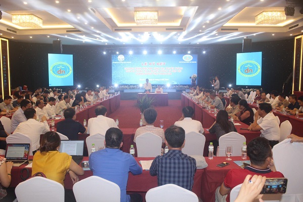 To&amp;agrave;n cảnh buổi k&amp;iacute; kết