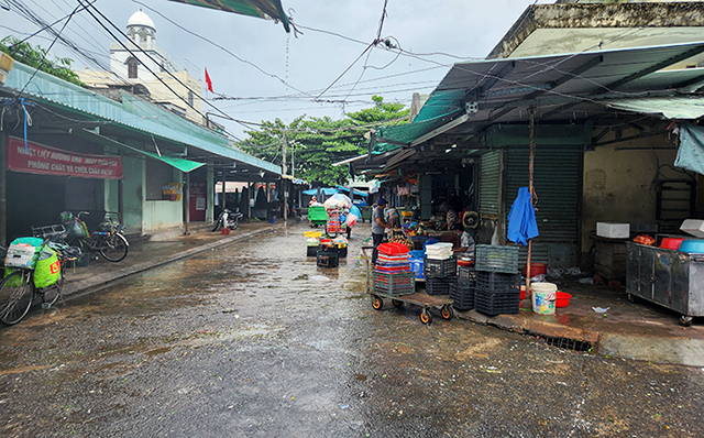 C&amp;aacute;c chợ Đ&amp;agrave; Nẵng khẩn trương thu dọn sẵn s&amp;agrave;ng đ&amp;oacute;n b&amp;atilde;o Noru, mọi hoạt động kinh doanh đều đ&amp;igrave;nh trệ.