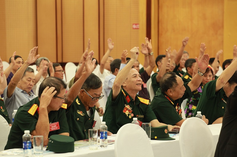 C&amp;aacute;c đại biểu biểu quyết nhất tr&amp;iacute; thống nhất th&amp;ocirc;ng qua danh s&amp;aacute;ch Ban chấp h&amp;agrave;nh nhiệm kỳ mới.