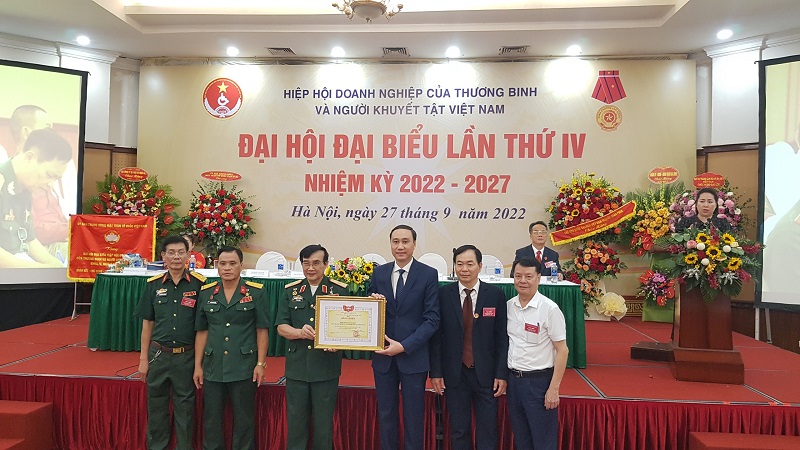 C&amp;aacute;c c&amp;aacute; nh&amp;acirc;n, tập thể được trao tặng bằng khen tại Đại hội.