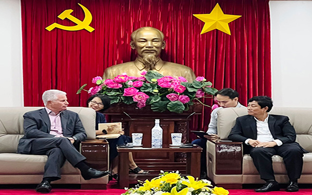 Chủ tịch UBND tỉnh B&amp;igrave;nh Dương V&amp;otilde; Văn Minh tiếp &amp;ocirc;ng Charles R. Kaye, Tổng Gi&amp;aacute;m đốc to&amp;agrave;n cầu Tập đo&amp;agrave;n Warburg Pincus