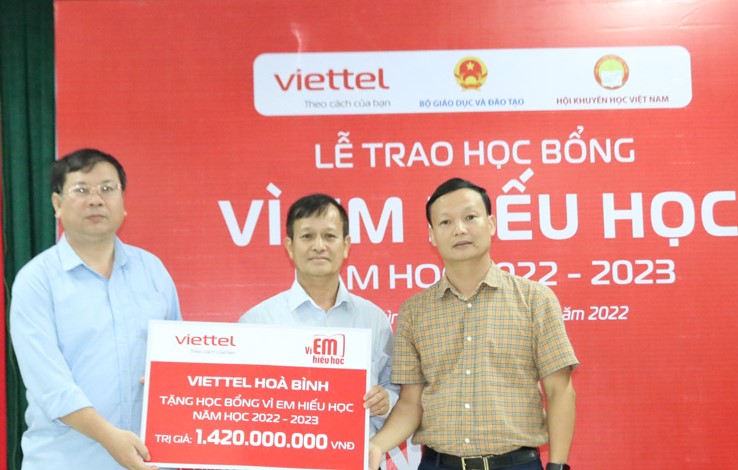 Viettel Ho&amp;agrave; B&amp;igrave;nh trao biểu trưng học bổng